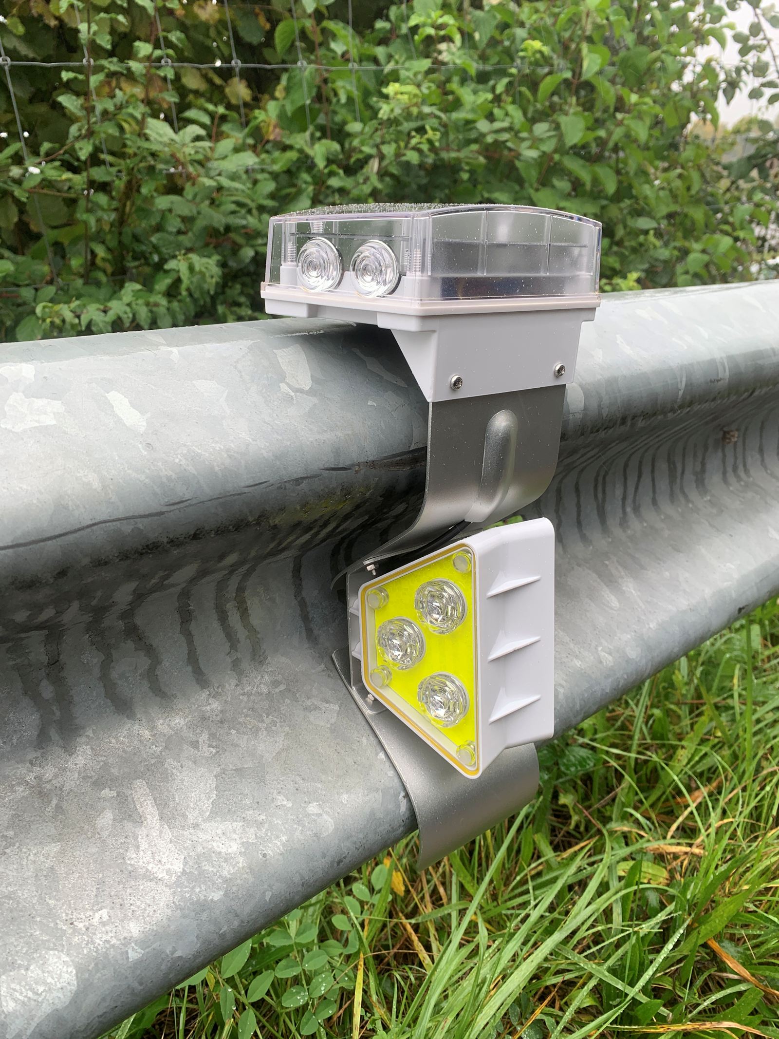 solar power LED guard light with GPS receiver to realize synchronous flash